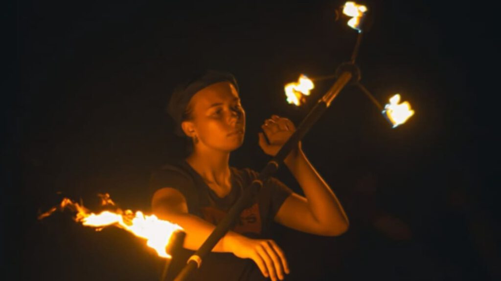 Aisha von Vulcano Dragons mit einem brennenden Feuerstab