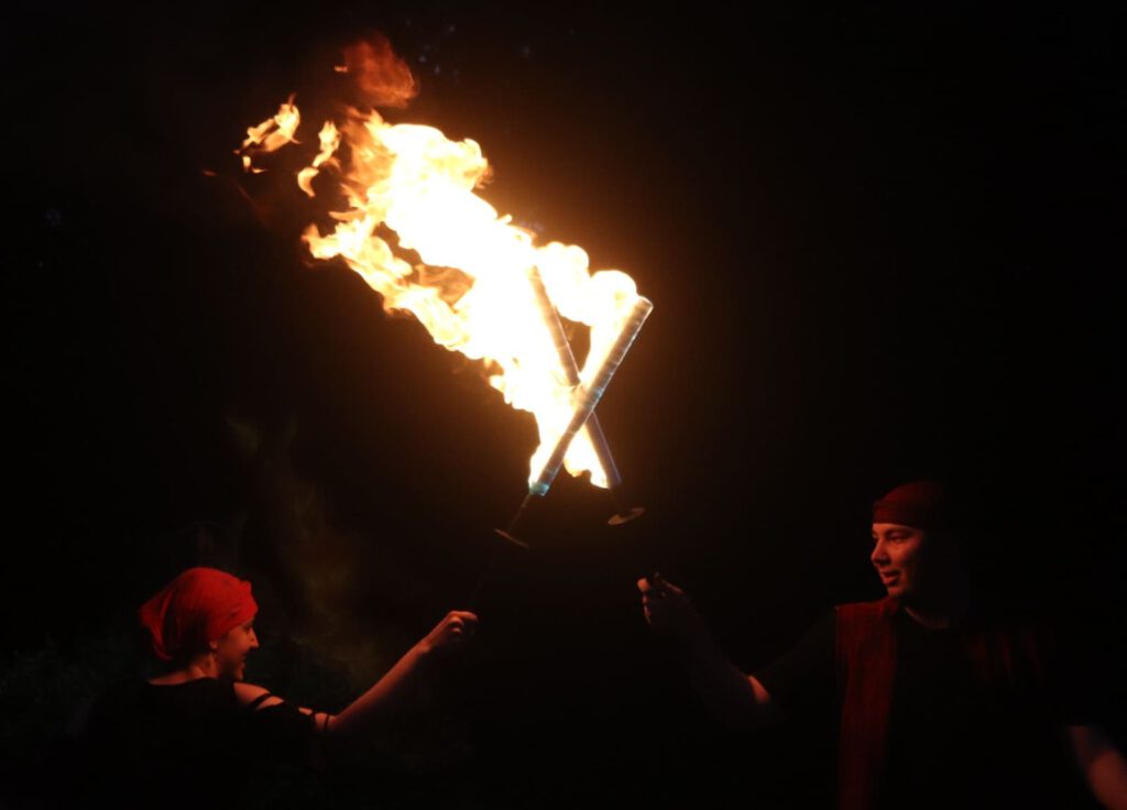 Feuershow in Oldenburg mit brennenden FeuerrequisitenSchwertern von Vulcano Dragons