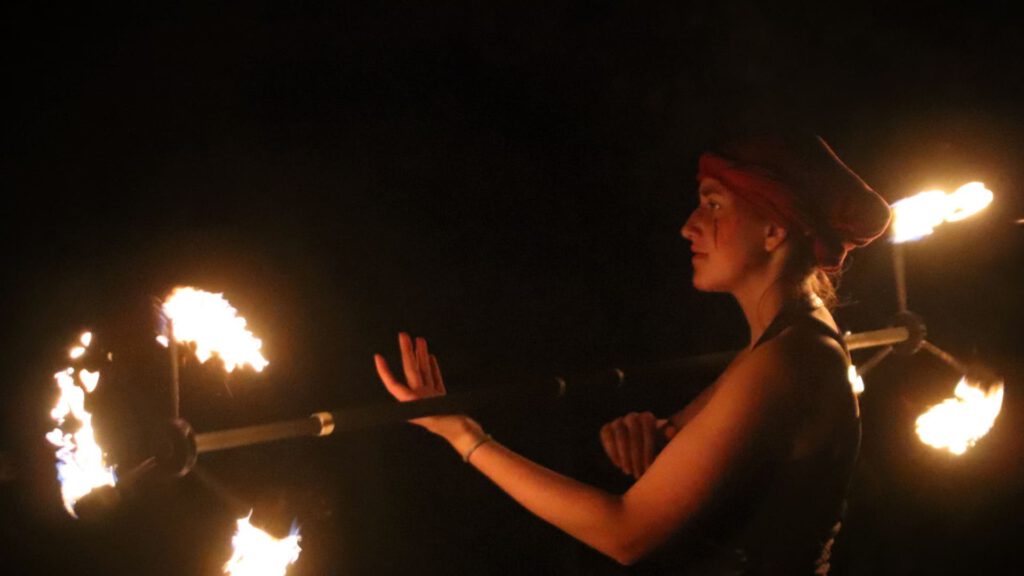 Kendra von Vulcano Dragons mit einem brennenden Dragonstaff