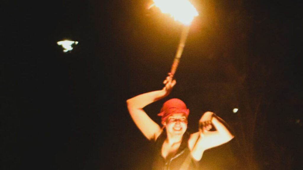 Kendra von Vulcano Dragons mit brennenden Poi