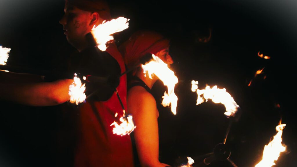 Kendra und Percy bei einer gemeinsamen Feuershow