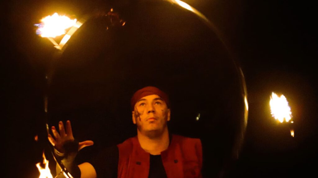Percy von Vulcano Dragons mit einem brennenden Hula-Hoop-Reifen